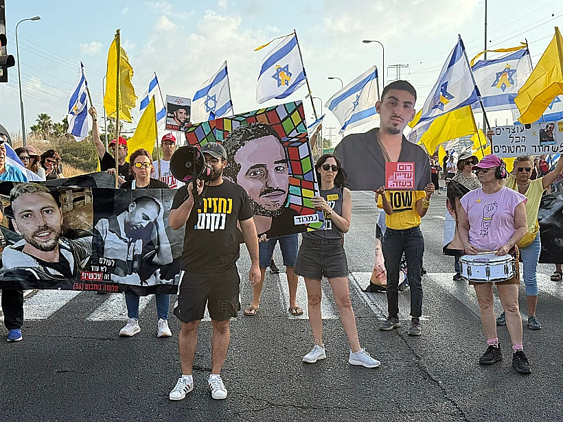 יותם כהן, אחיו של נמרוד כהן בכביש 40 ליד נען