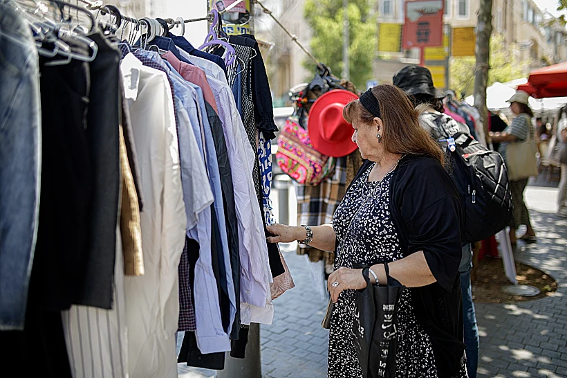 מכירת בגדי יד שנייה למען שחרור החטופים בירושלים