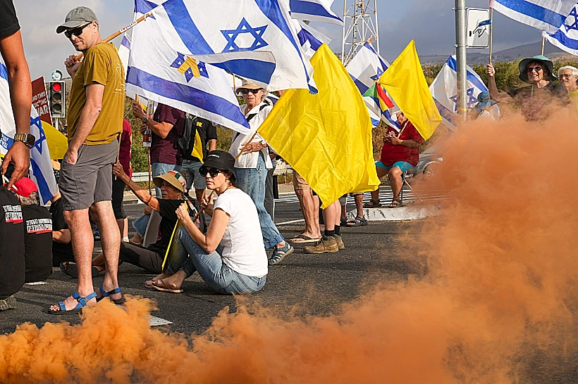 מפגינים למען החטופים בצומת עמיעד מצפון לכנרת