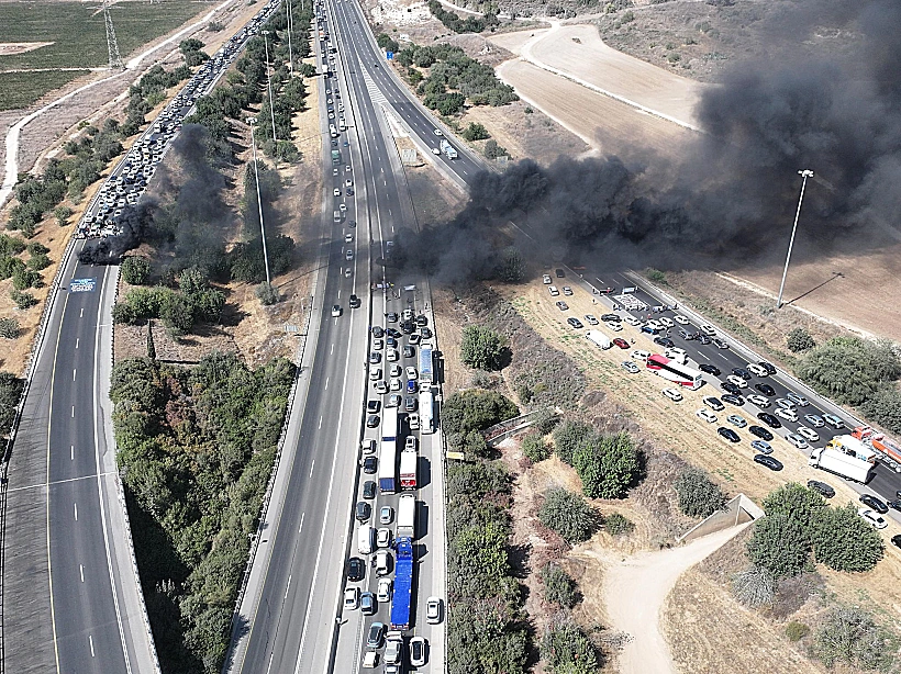 מפגינים למען החטופים חוסמים את כביש 1