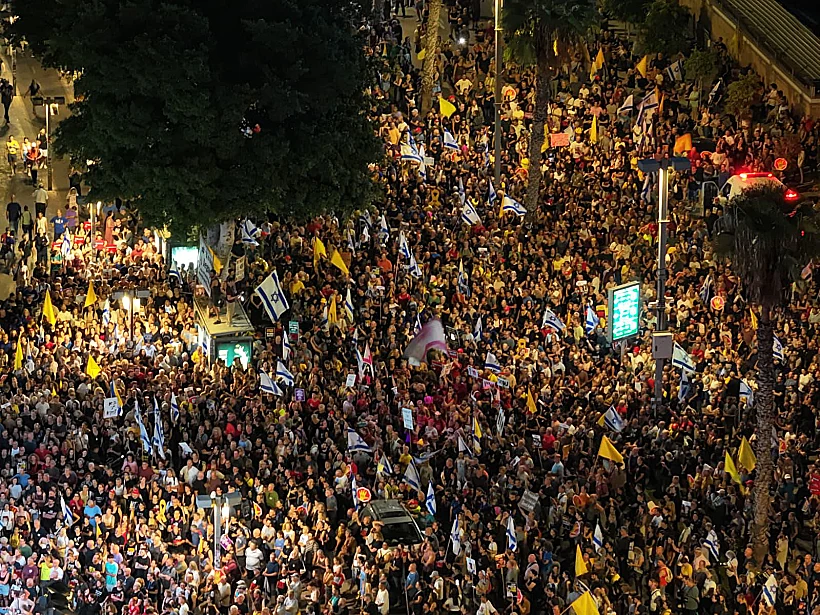 רבבות בכיכר החטופים