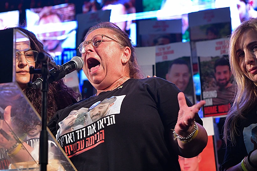 סילביה קוניו בעצרת הענק בכיכר החטופים