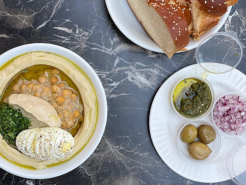 חומוס של מוטי טיטמן, קפה ג'וני