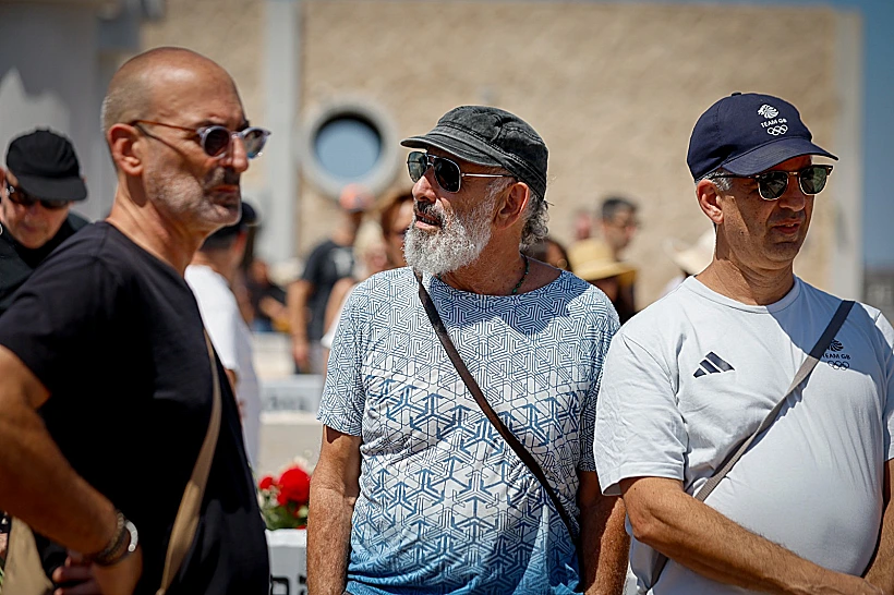 שי אביבי (במרכז) בהלווייתו של רמי הויברגר בבית העלמין בקריית שאול