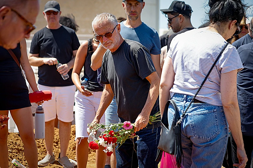 דב נבון בהלווייתו של רמי הויברגר בבית העלמין בקריית שאול