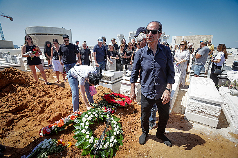 ששון גבאי בהלווייתו של רמי הויברגר בבית העלמין בקריית שאול