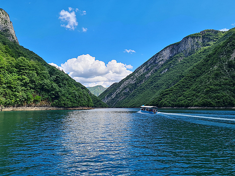 אלבניה אגם קומאן