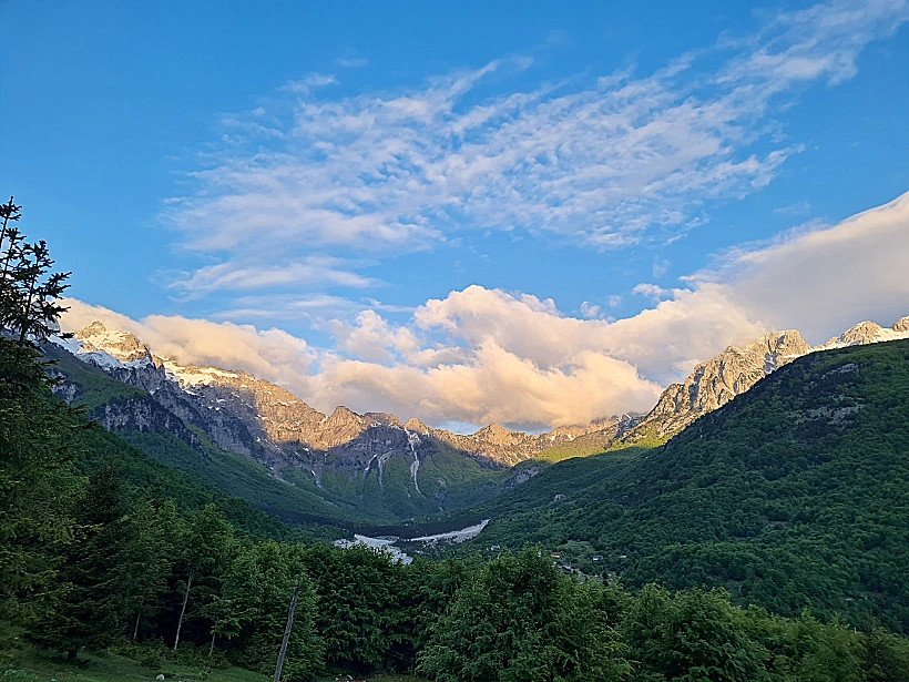 זריחה בעמק וולבונה אלבניה