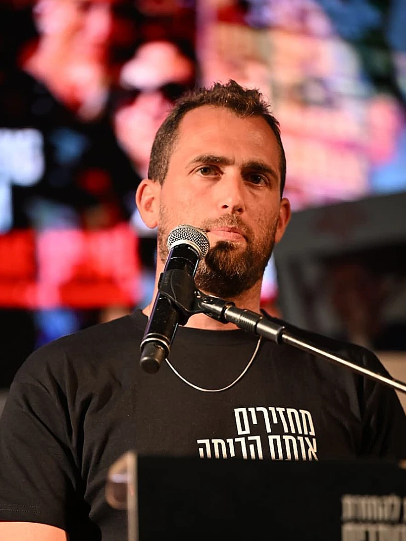 משה אור, אחיו של אבינתן אור, בהפגנה בכיכר החטופים