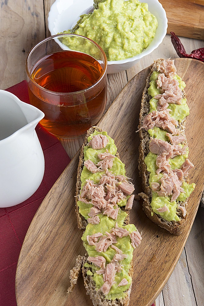 סנדוויץ' טונה ואבוקדו