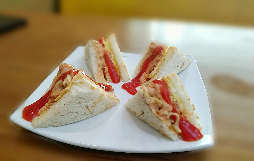 סנדוויץ' טונה וקטשופ