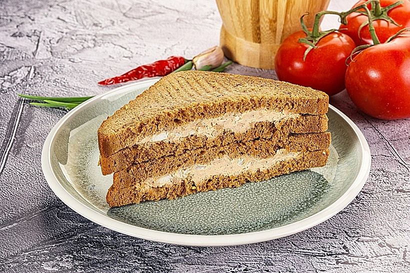 סנדוויץ' טונה וחומוס