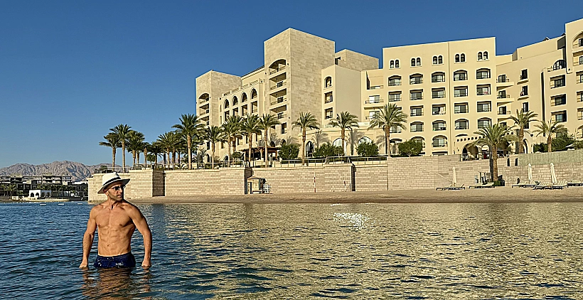 איציק בלס על רקע מלון "אל מנארה