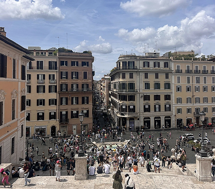 רומא - עומס תיירים למרגלות המדרגות הספרדיות