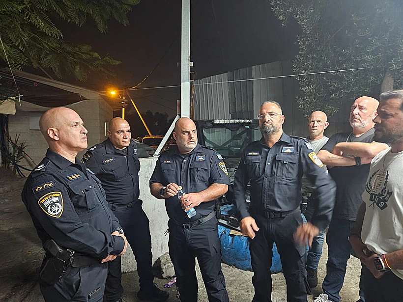 מפקד מחוז ת"א וכוחות משטרה בזירת הרצח ביפו