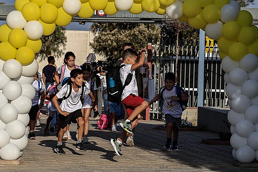 ילדים בפתיחת שנת הלימודים בבית הספר "שדות אשכול"