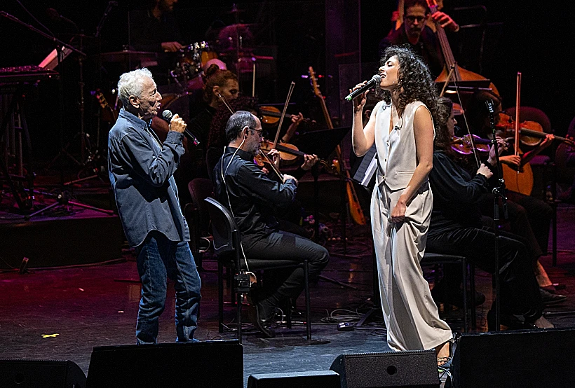 מוני מושונוב ורוני דלומי במופע "אני ואתה: מנגנים עם אריק איינשטיין"