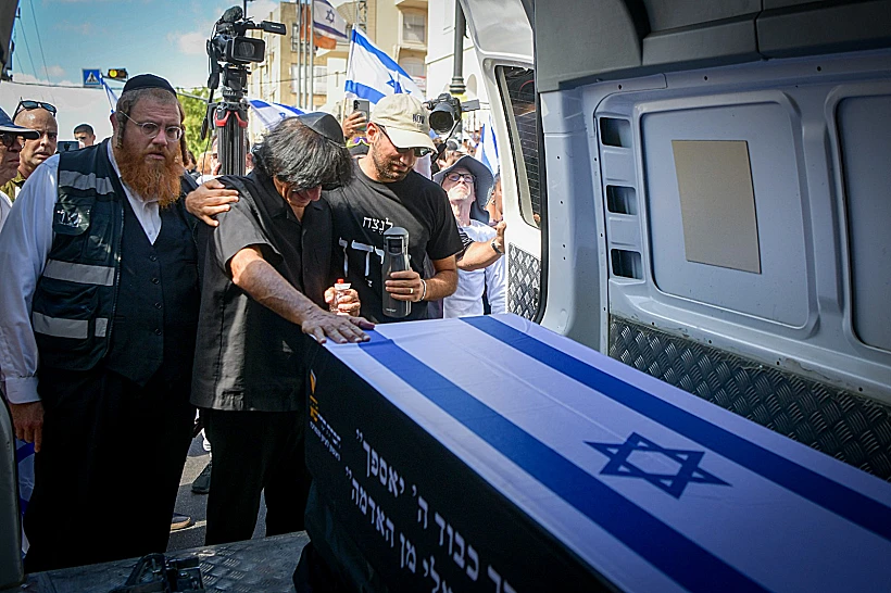 אלי שתיוי ליד ארונו של בנו עידן שתיוי