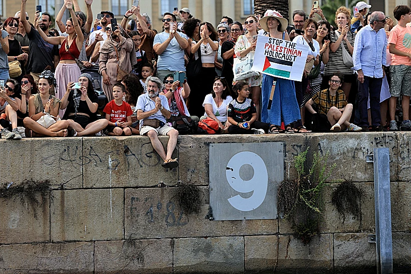 מפגינים פרו-פלסטינים בנמל ברצלונה, צופים במשט