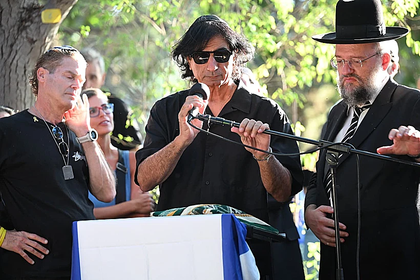 אלי שתיוי, אביו של עידן, בהלווייתו