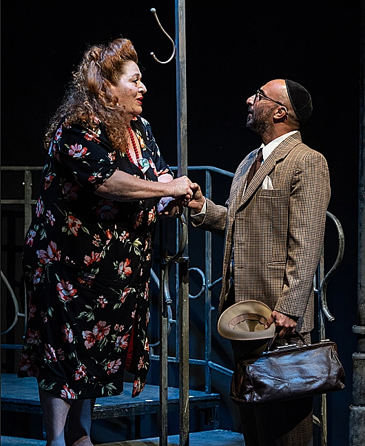 לואי נופי ואסתי זקהיים בהצגה "כל החיים לפניו"