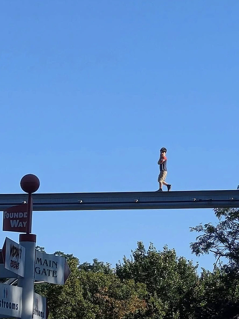 הילד אותר מהלך על המסילה