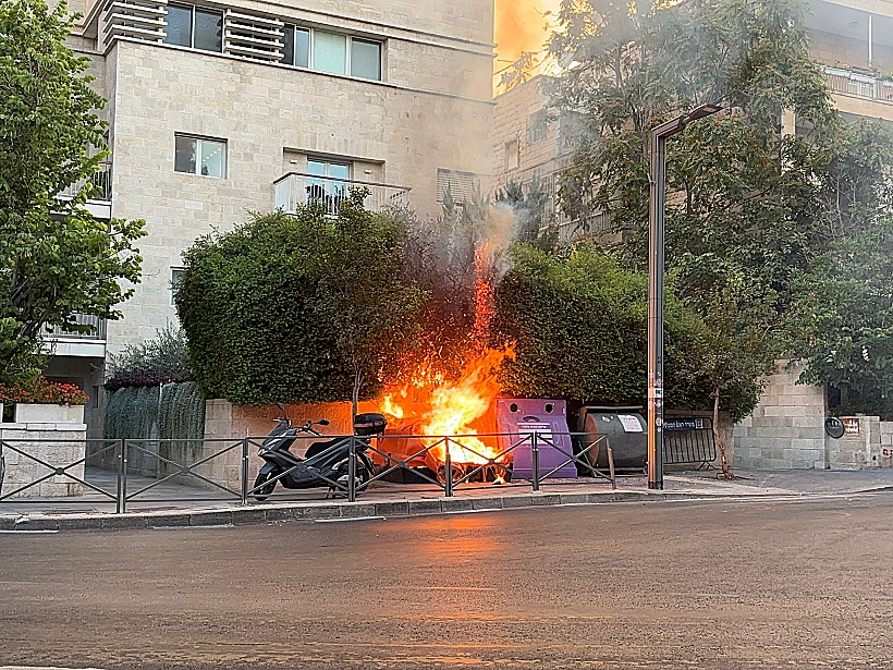 פח שהבעירו פעילים למען החזרת החטופים ליד מעון רה"מ