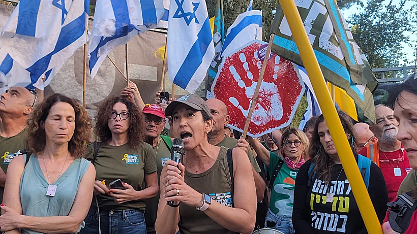 פעילי אחים לנשק מול בית השר דרמר חטופים