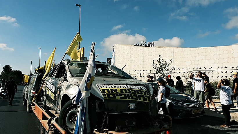 שיירה בירושלים עם רכבים שרופים ממסיבת הנובה חטופים