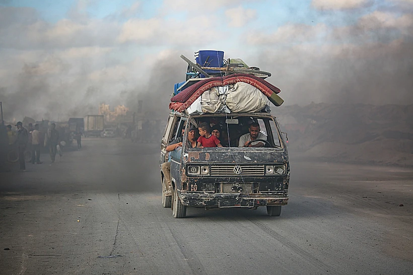 תושבים עזתים מתפנים לכיוון דרום הרצועה