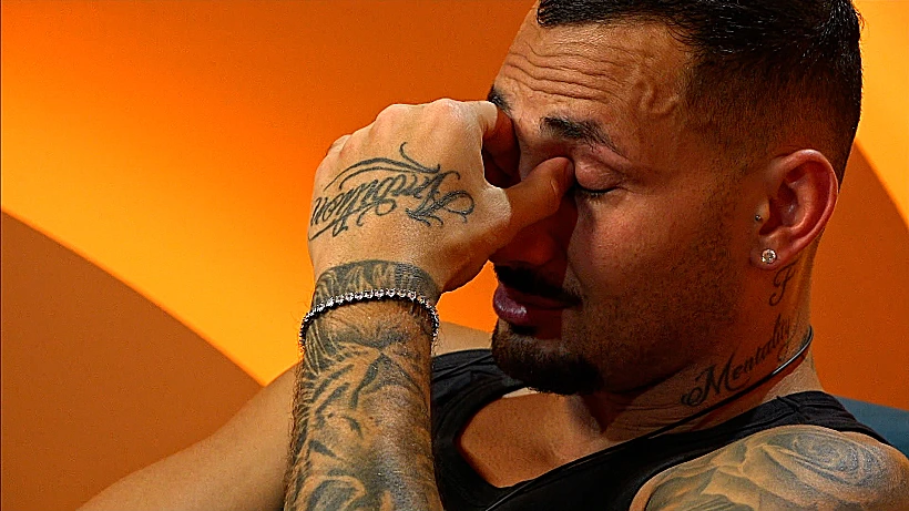 ארז איסקוב בחדר האח