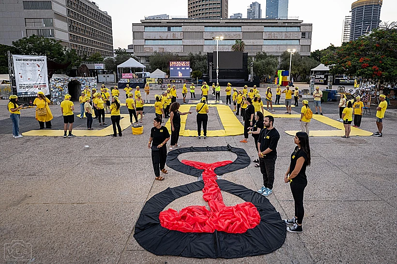 מיצג לציון 700 ימים למלחמה בכיכר החטופים