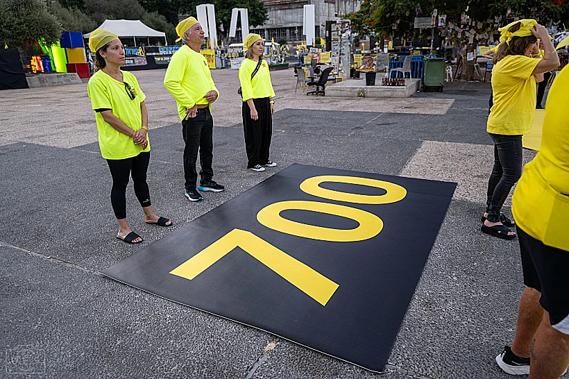 מיצג לציון 700 ימים למלחמה בכיכר החטופים