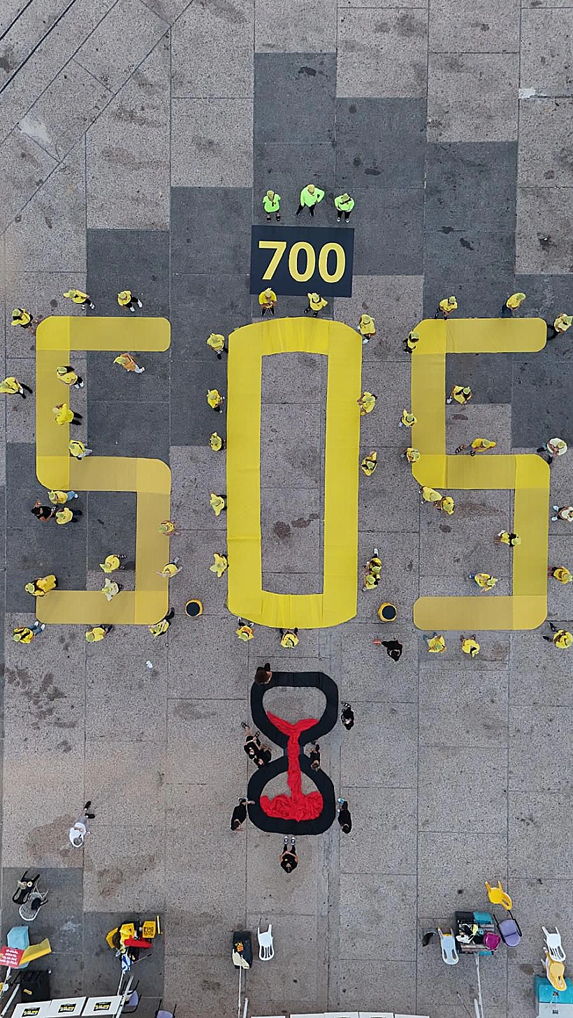 מיצג SOS לציון 700 ימים למלחמה בכיכר החטופים