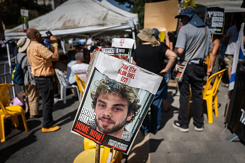 תמונתו של אלון אהל בכיכר החטופים