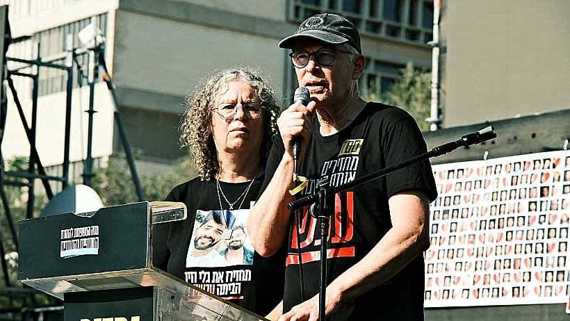 שורדי השבי אביבה וקית' סיגל בקבלת השבת של קהילת שער הנגב ונחל עוז בכיכר החטופים