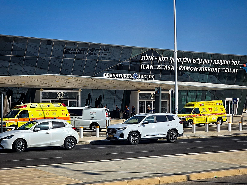 אמבולנסים בשדה התעופה רמון אחרי פגיעת הכטב"ם