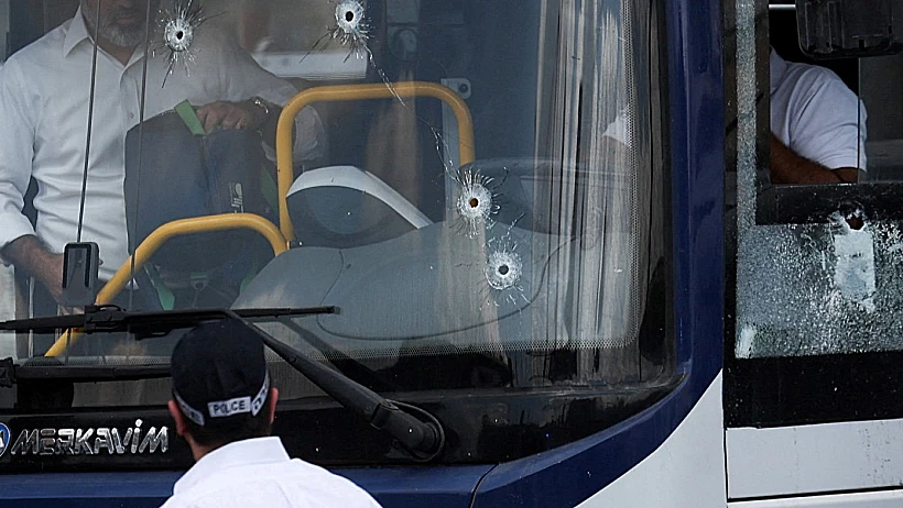 סימני ירי על האוטובוס בזירת הפיגוע בצומת רמות