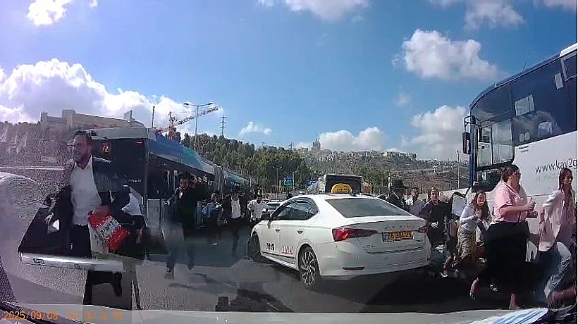 אנשים נמלטים בזירת הפיגוע בירושלים