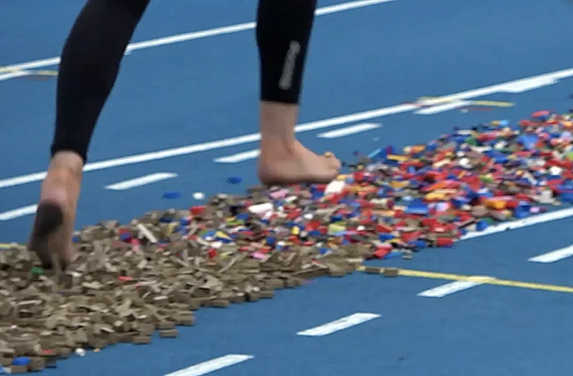 רצה יחפה על קוביות לגו וקבעה שיא עולמי