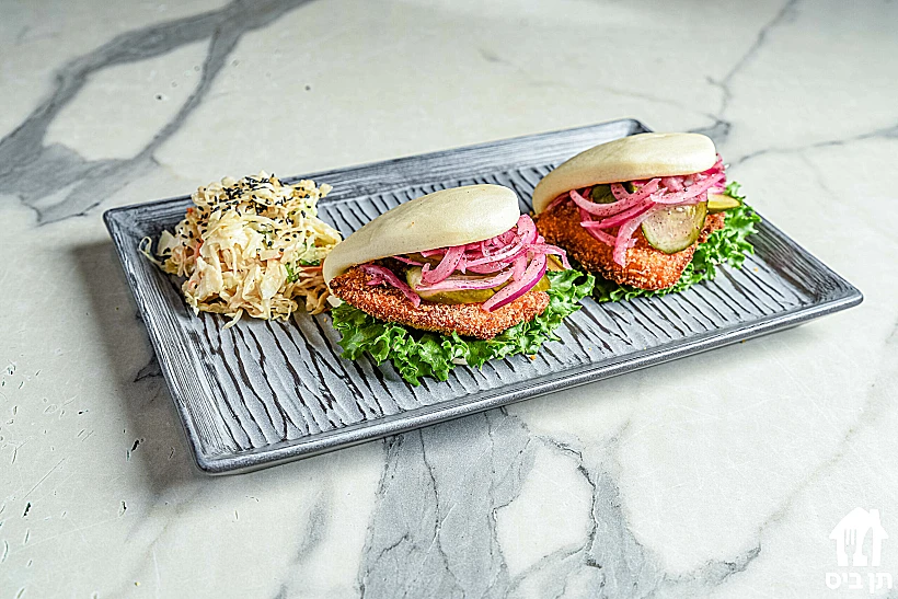 באן קריספי צ'יקן לצד סלט קולסלאו במסעדת סומו