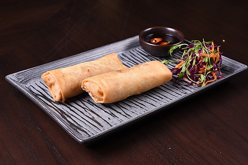 קריספי רול לצד רוטב מתקתק במסעדת סומו