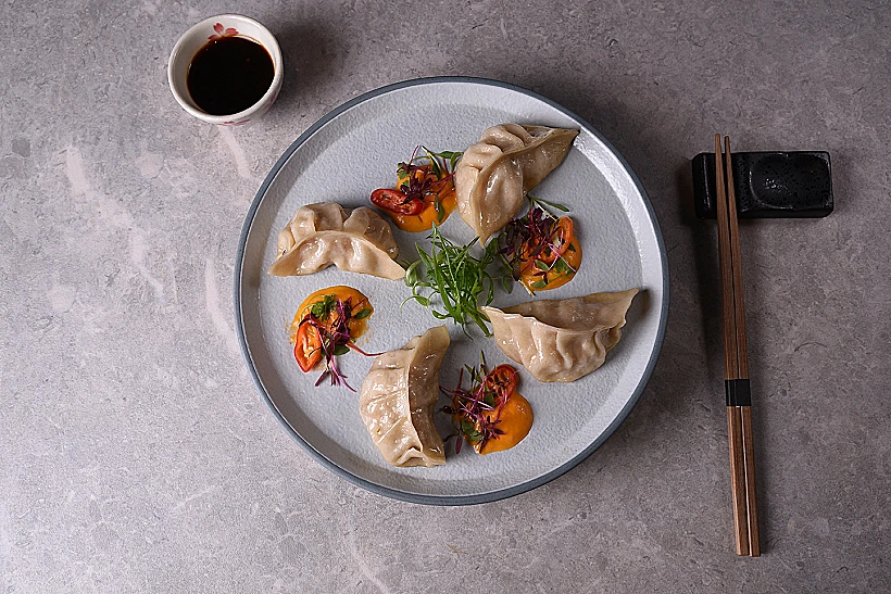 גיוזה במילוי פרגית או בשר מפורק במסעדת סומו