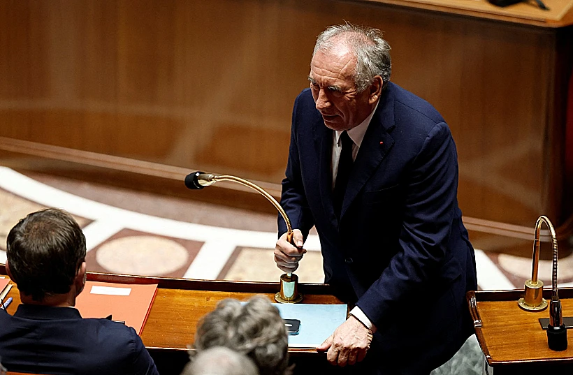 ראש ממשלת צרפת פרנסואה ביירו בהצבעה בפרלמנט