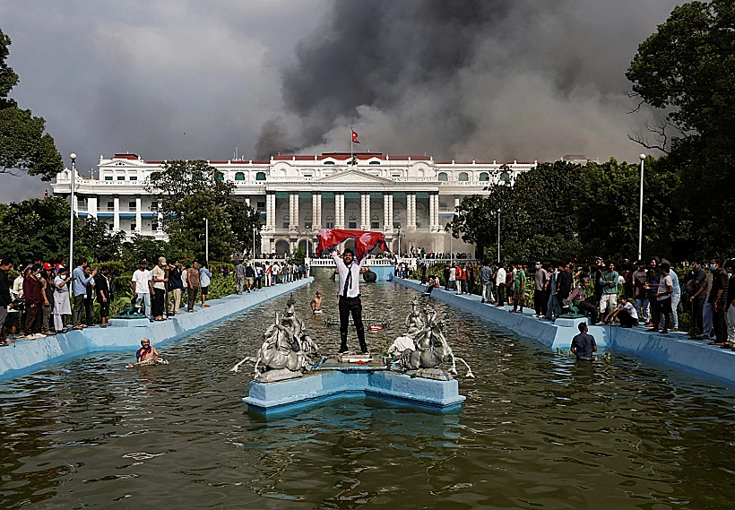 בניין הפרלמנט בקטמנדו עולה באש במחאות הצעירים בנפאל