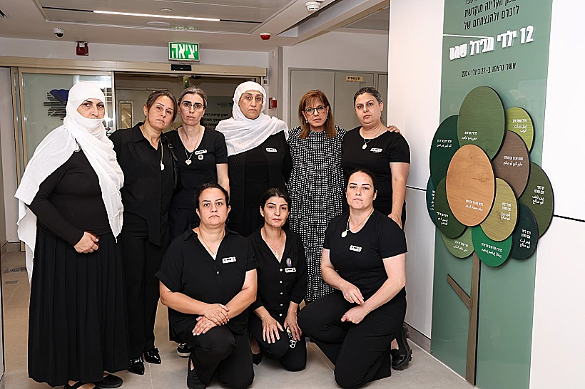 ליאורה עופר עם אימהות הילדים שנרצחו במג'דל שמס