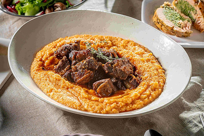 תבשיל בשר בתבלינים חמים על פולנטת דלעת