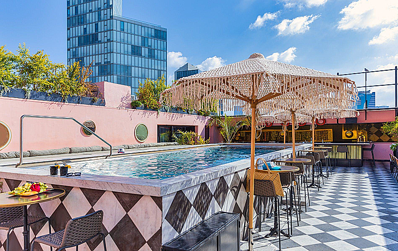 הבריכה על הגג במלון בראון בובו