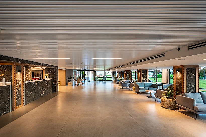 לובי מלון נוף גינוסר על שפת הכנרת