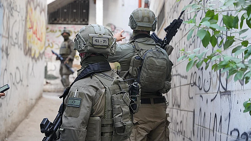 לוחמי מג"ב פושטים על בית המחבל בשועפאט